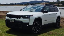 Foto que representa a Jeep Cherokee 2026 ahora es híbrida, con turbo y mantiene el alma de 4x4, prueba del SUV