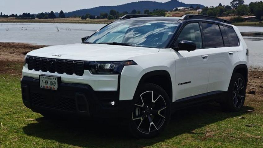 Jeep Cherokee 2026 ahora es híbrida, con turbo y mantiene el alma de 4x4, prueba del SUV