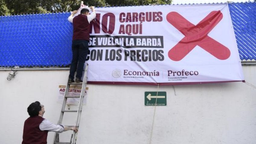 Con lonas, Profeco advierte a consumidores por altos precios en gasolineras