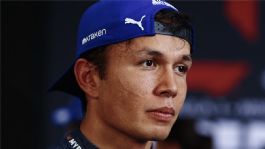 Foto que representa a Albon muestra preocupación por la falta de control en la velocidad de los autos