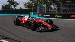 Foto que representa a Hamilton explota contra el simulador de Ferrari tras el GP de Miami