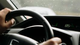 Foto que representa a 5 documentos que OBLIGATORIAMENTE de tener en tu auto sí o sí en este 2026