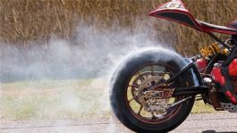 Foto que representa a Cómo evitar que tu moto se sobrecaliente en temporada de calor: consejos para proteger el motor
