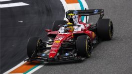 Foto que representa a Hamilton lanza advertencia sobre el nuevo alerón de Ferrari para desafiar a Red Bull y McLaren
