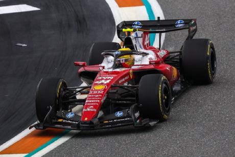 Hamilton lanza advertencia sobre el nuevo alerón de Ferrari para desafiar a Red Bull y McLaren